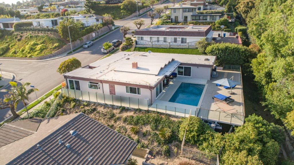 Aerial photography of a single family dwelling in Los Angeles California